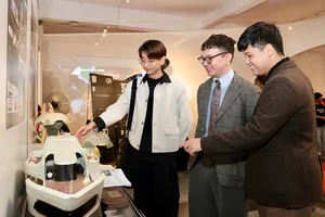 Khách tham quan chương trình. Ảnh: HOÀNG TRIỀU.