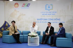 Các diễn giả, nhiếp ảnh gia tham dự toạ đàm. ẢNH: THÙY TRANG.