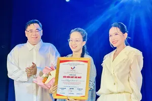 NSƯT - Đạo diễn Lê Nguyên Đạt, Phó Hiệu trưởng Trường Đại học Sân khấu - Điện ảnh TPHCM và diễn viên Khả Như trao giải Diễn viên xuất sắc cho sinh viên Lê Nguyễn Minh Anh. Ảnh: THANH HIỆP