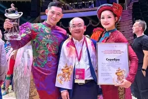 Ông Lê Hồng Sơn (giữa) Giám đốc Trung tâm Nghệ thuật TPHCM chúc mừng thành tích mới của hai nghệ sĩ Hiển Phước, Thanh Hoa. Ảnh: TTNTTP cung cấp