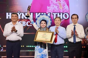 Các đồng chí: Trung tướng Lê Xuân Thế - Ủy viên Trung ương Đảng, Ủy viên Quân ủy Trung ương, Phó Bí thư Đảng ủy, Tư lệnh Quân khu 7; Dương Anh Đức - Ủy viên Ban Thường vụ Thành ủy, Trưởng Ban Tuyên giáo Thành ủy TPHCM; Lê Văn Minh, Thành ủy viên, Tổng Giám đốc Cơ quan Báo và Phát thanh, Truyền hình TPHCM trao giải Chuông Vàng vọng cổ 2026 cho thí sinh Huỳnh Kim Tho. Ảnh: HOÀNG TRIỀU