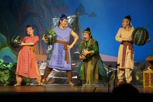 Vở nhạc kịch Sự tích quả dưa hấu mang lại nhiều cảm xúc qua bàn tay đạo diễn của người nước ngoài. Ảnh: THANH HIỆP