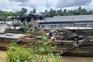 Công an huyện Vũng Liêm tạm giữ ghe gỗ sử dụng hút trộm cát