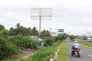 Tấm pano quảng cáo cao hàng chục mét Công ty TNHH thiết kế và quảng cáo Khánh Như đang có dấu hiệu xuống cấp
