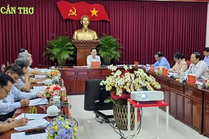 Đồng chí Nguyễn Văn Hiếu, Bí thư Thành ủy TP Cần Thơ chủ trì hội nghị