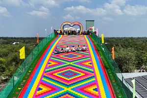 Du khách thích thú trải nghiệm thảm trượt phao khô Cầu Vồng tại Làng du lịch Mỹ Khánh