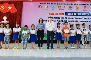 Các đại biểu tặng quà cho các em thiếu nhi tại chương trình sáng 1-6