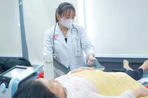 BS.CKI Trương Đan Kha sử dụng hệ thống từ trường siêu dẫn điều trị cho bà D.K