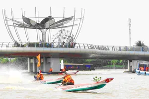 Các VĐV thi đấu quyết liệt trên sông nước TP Cần Thơ