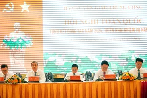 Các đồng chí lãnh đạo chủ trì hội nghị