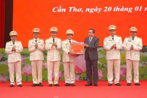 Chủ tịch Quốc hội thăm và tặng quà tết đến lực lượng Công an TP Cần Thơ