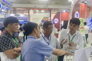 Khách tham quan một gian hàng tại hội chợ