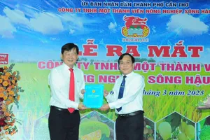 Ông Nguyễn Ngọc Hè, Phó Chủ tịch UBND TP Cần Thơ trao quyết định bổ nhiệm ông Nguyễn Thanh Phú, Giám đốc Nông trường Sông Hậu giữ chức Chủ tịch Công ty TNHH MTV Nông nghiệp Sông Hậu