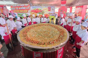 Các nghệ nhân hoàn thành đổ chiếc bánh xèo