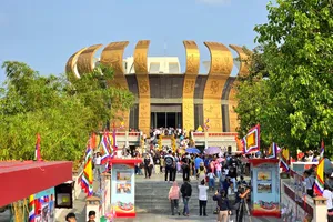 Hàng ngàn người dân ĐBSCL về Đền thờ Vua Hùng tại TP Cần Thơ