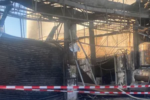 Cửa hàng nội thất bị cháy rụi