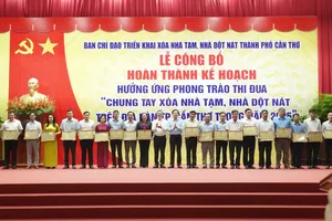 Lãnh đạo TP Cần Thơ tặng bằng khen của Chủ tịch UBND TP Cần Thơ cho các đơn vị, cá nhân có nhiều thành tích xuất sắc phong trào thi đua “Chung tay xóa nhà tạm, nhà dột nát"