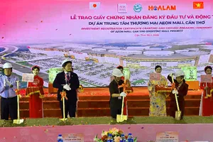 Các đại biểu thực hiện nghi thức động thổ dự án