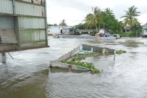Vụ sạt lở làm căn nhà sụp hoàn toàn xuống sông Ô Môn