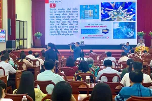 Quang cảnh phát động phong trào "Bình dân học vụ số"