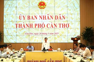 Chủ tịch UBND TP Cần Thơ Trương Cảnh Tuyên phát biểu tại hội nghị