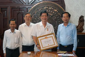 Lãnh đạo TP Cần Thơ trao Huy hiệu 55 năm tuổi Đảng cho đồng chí Nguyễn Phong Quang