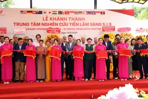 Các đại biểu cắt băng khánh thành Trung tâm nghiên cứu tiền lâm sàng