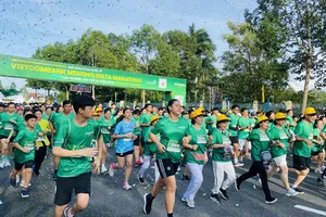 Các VĐV hào hứng bước tranh tài trên đường chạy