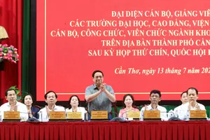 Thủ tướng Phạm Minh Chính tiếp xúc cử tri tại Trường đại học Cần Thơ