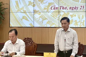 Chủ tịch UBND TP Cần Thơ Trần Văn Lâu phát biểu tại cuộc họp