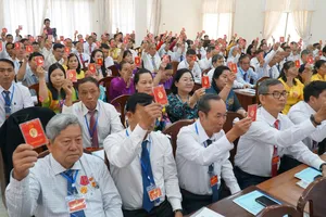 Đại biểu biểu quyết thông qua Nghị quyết Đại hội đại biểu Đảng bộ phường Bình Thủy