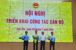 Phó Chủ tịch UBND TP Cần Thơ Trần Chí Hùng tặng hoa chúc mừng các cán bộ vừa được bổ nhiệm
