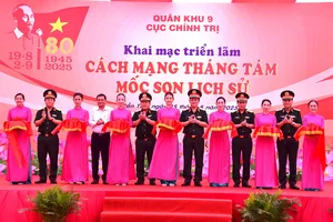 Các đại biểu cắt băng khai mạc triển lãm