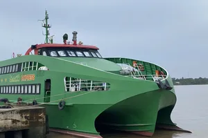  Tàu biển chở khách Mai Linh Express đang neo đậu tại Nhà máy X55