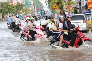 Phụ huynh chật vật trong nước đưa con em đến trường sáng 9-10 tại trung tâm TP Cần Thơ