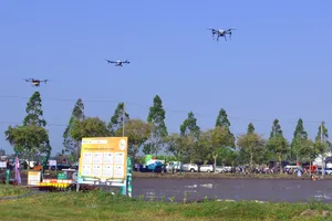 Nông dân TP Cần Thơ dùng drone bay gieo sạ lúa trong mô hình canh tác lúa thông minh 