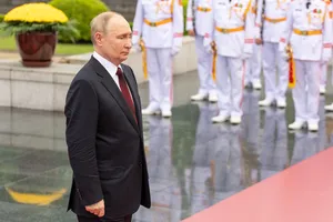 Tổng thống Liên bang Nga Vladimir Putin đặt vòng hoa tưởng niệm các Anh hùng liệt sĩ và vào Lăng viếng Chủ tịch Hồ Chí Minh