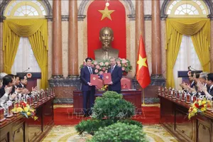 Tổng Bí thư Tô Lâm và Chủ tịch nước Lương Cường bàn giao công tác của Chủ tịch nước