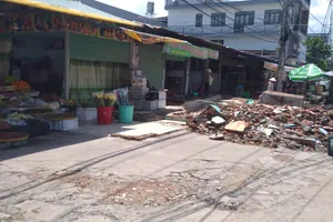 Nhiều kiốt đã được xây dựng và cho thuê của gia đình ông Thái Xuân Kiên bị địa phương quy là đất nông nghiệp