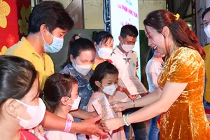 Các gia đình công nhân tiêu biểu được Công đoàn  các KCX-KCN TPHCM tuyên dương