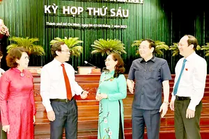 Bí thư Thành ủy TPHCM Nguyễn Văn Nên  trao đổi cùng các đại biểu tại kỳ họp. Ảnh: VIỆT DŨNG