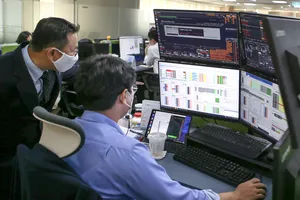 Chuyên gia Hàn Quốc đang cùng nhà đầu tư trong nước  nghiên cứu biến động thị trường chứng khoán. Ảnh: HOÀNG HÙNG