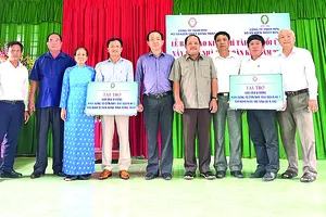 Ông Trần Thanh Tuấn, Chủ tịch kiêm Giám đốc Công ty TNHH MTV XSKT Bến Tre và ông Ngô Thanh Trí, Phó Giám đốc Công ty TNHH MTV XSKT Đồng Tháp (người thứ 5 và thứ 6 từ trái sang)  chụp hình lưu niệm tại buổi lễ