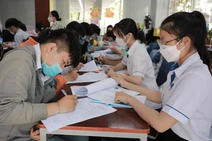 Thí sinh đăng ký xét tuyển học bạ THPT vào Trường ĐH Công nghiệp Thực phẩm TPHCM năm 2022