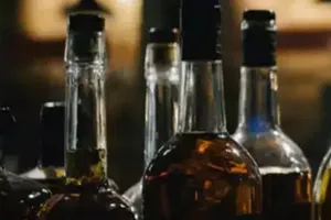 Ấn Độ: Ít nhất 28 người tử vong do ngộ độc rượu 