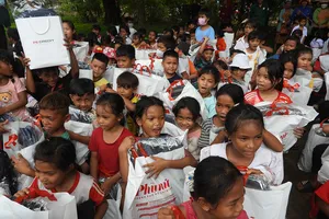 FE CREDIT đồng hành cùng Báo Phụ Nữ TPHCM trao tặng 500 chiếc áo mới cho học sinh khó khăn tại Bình Phước