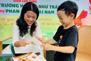 Nhà văn Trương Huỳnh Như Trân ký tặng bạn đọc nhí  nhân dịp ra mắt bộ sách tranh Chuyện ở rừng Vi vu 