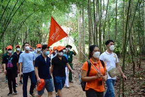 Du khách tham gia tour về nguồn tại huyện Củ Chi, TPHCM