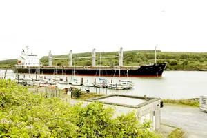 Tàu Navi Star treo cờ Panama, con tàu đầu tiên chở 33.000 tấn ngũ cốc của Ukraine,  cập cảng Foynes ở County Limerick, Ireland ngày 20-8