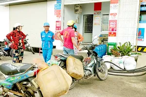 Nhiều cửa hàng xăng dầu ở Bình Thuận găm hàng tăng giá. Ảnh: NGUYỄN TIẾN